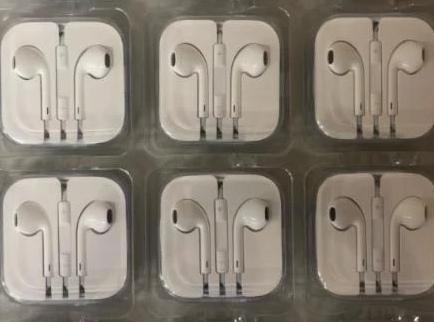Apple MD827LL/A EarPods with Remote and Microphone - White - Equipment Blowouts Inc.